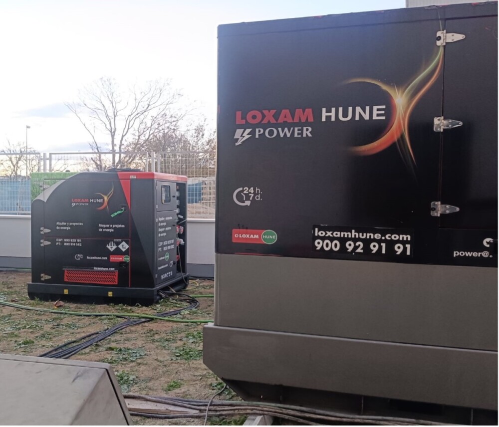 Sistema híbrido de grupo electrógeno más batería para edificio de viviendas