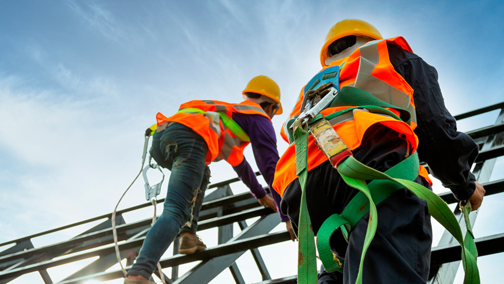 Diferencia entre formación para trabajos en altura sobre estructura y verticales