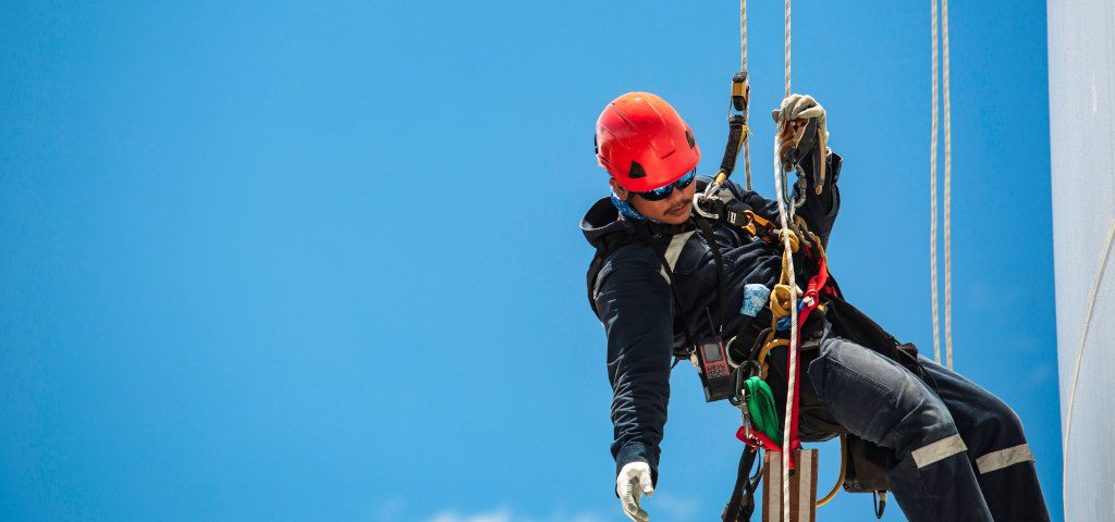 Diferencia entre formación para trabajos en altura sobre estructura y verticales